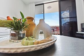 Modern Apartment with Esplanade Views