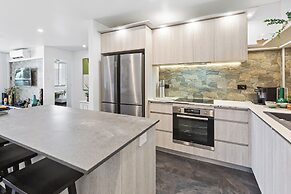 Modern Apartment with Esplanade Views