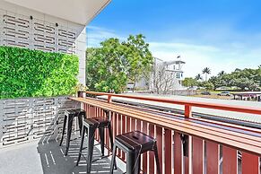 Modern Apartment with Esplanade Views