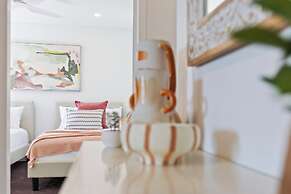 Modern Apartment with Esplanade Views