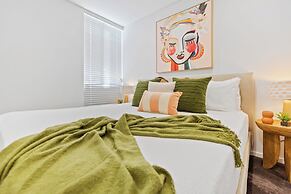 Modern Apartment with Esplanade Views