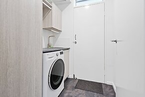 Modern Apartment with Esplanade Views