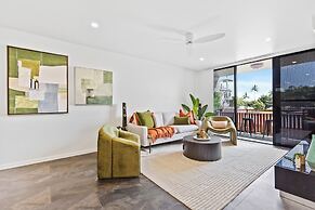 Modern Apartment with Esplanade Views