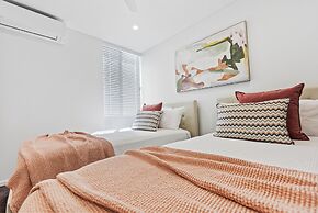 Modern Apartment with Esplanade Views