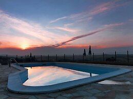 Attractive Apartment With Shared Pool