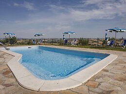 Attractive Apartment With Shared Pool