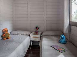Beautiful Wooden Bungalow With Shared Pool
