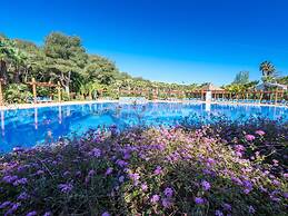 Beautiful Wooden Bungalow With Shared Pool