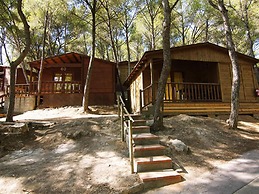 Beautiful Wooden Bungalow With Shared Pool