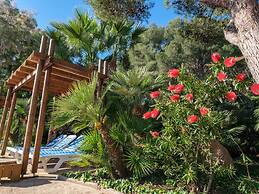 Beautiful Wooden Bungalow With Shared Pool