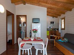 Beautiful Wooden Bungalow With Shared Pool