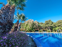 Beautiful Wooden Bungalow With Shared Pool