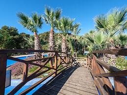 Beautiful Wooden Bungalow With Shared Pool
