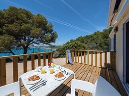 Beautiful Wooden Bungalow With Shared Pool