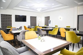 Pula Pula Luxury Hotel and Suites