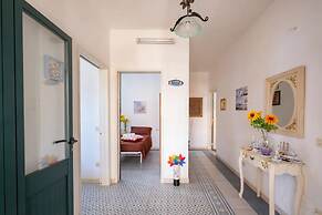 Sirena Apartment in Luxury Villa With Shared Pool