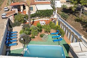 Sirena Apartment in Luxury Villa With Shared Pool