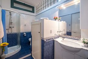 Sirena Apartment in Luxury Villa With Shared Pool