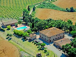 Apartment With Swimming Pool