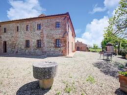 Apartment With Swimming Pool