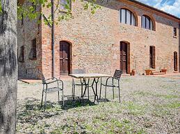 Apartment With Swimming Pool