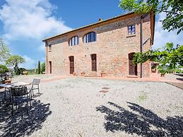 Apartment in Peccioli With Pool