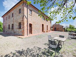 Apartment With Swimming Pool