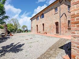 Apartment With Swimming Pool