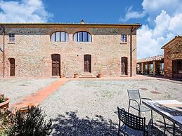 Apartment With Swimming Pool