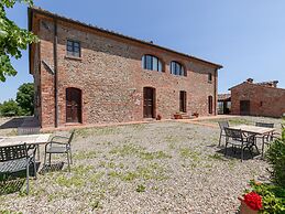 Apartment With Tuscan Flavours