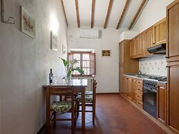 Apartment With Tuscan Flavours