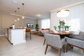 2557 Awesome 4BD Townhouse Located at Storey Lake