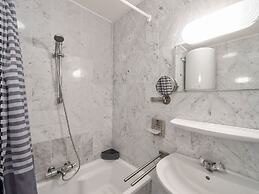 One-bedroom Flat With sea Views and Parking