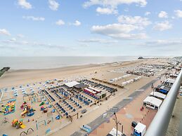 One-bedroom Flat With sea Views and Parking