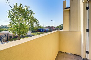 5 Mi to Downtown - Chic Home w/ Patio in Houston!