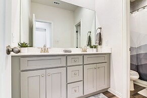 5 Mi to Downtown - Chic Home w/ Patio in Houston!