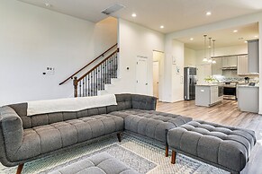5 Mi to Downtown - Chic Home w/ Patio in Houston!