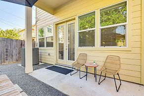 5 Mi to Downtown - Chic Home w/ Patio in Houston!