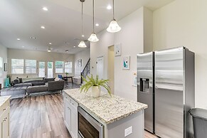 5 Mi to Downtown - Chic Home w/ Patio in Houston!