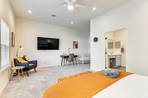 5 Mi to Downtown - Chic Home w/ Patio in Houston!