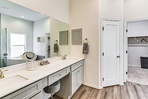 5 Mi to Downtown - Chic Home w/ Patio in Houston!