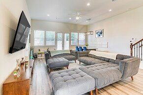 5 Mi to Downtown - Chic Home w/ Patio in Houston!