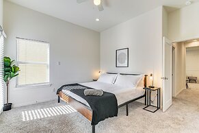 5 Mi to Downtown - Chic Home w/ Patio in Houston!