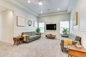 5 Mi to Downtown - Chic Home w/ Patio in Houston!