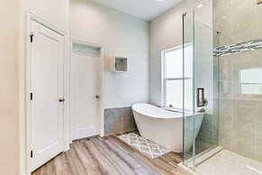 5 Mi to Downtown - Chic Home w/ Patio in Houston!