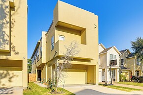 5 Mi to Downtown - Chic Home w/ Patio in Houston!