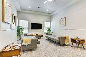 5 Mi to Downtown - Chic Home w/ Patio in Houston!