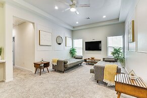 5 Mi to Downtown - Chic Home w/ Patio in Houston!