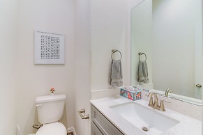 5 Mi to Downtown - Chic Home w/ Patio in Houston!