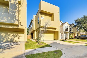 5 Mi to Downtown - Chic Home w/ Patio in Houston!